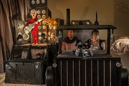 影迷父母带两岁儿子用搬家纸箱打造电影世界
